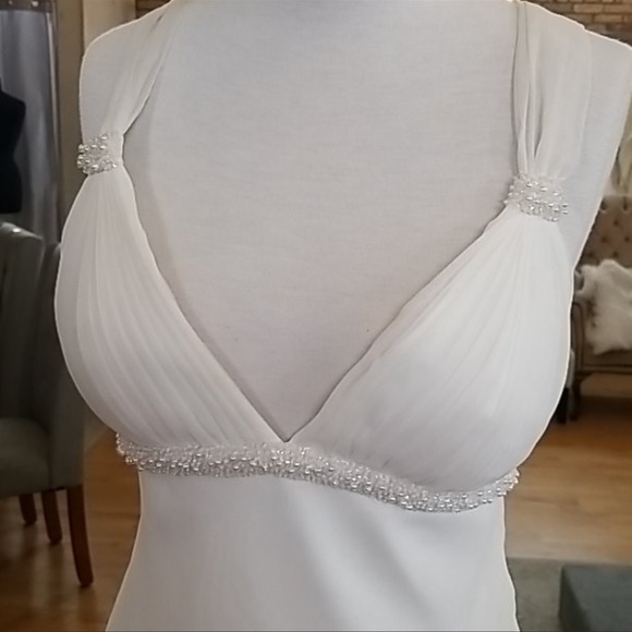 Stunning ivory wedding dress - Picture 7 of 8